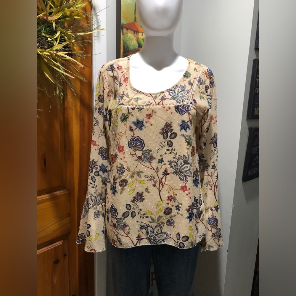 Floral Scoop Neck Long-Sleeve Blouse - Beige Bell sleeves
Only
Size 42 (L)
EUC